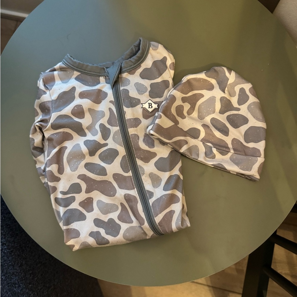 LIKE NEW Burlebo Infant Deer Camo Zippered Onesie & Matching Hat — Newborn